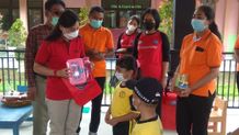 Surya Adnyani Mahayastra Serahkan Bantuan APE TK