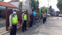 Usai Ledakan Bom Makassar, Personel Polsek Gianyar Lakukan Pengamanan Ibadah di Sejumlah Gereja Gereja