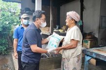 Wawali Arya Wibawa Serahkan Sembako Kepada Penyandang Disabilitas dan Lansia Bantuan Sembako