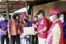 Wabup Kasta Serahkan Bantuan Sembako PMI Kepada Korban Pohon Tumbang Bantuan