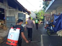 Satgas Covid-19 Desa Adat Bebalang Intensifkan Penyemprotan Disinfektan Desa Adat Bebalang