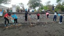DLH Buleleng Gelar Bersih Pantai, Kumpulkan Tiga Meter Kubik Sampah Bersih Pantai