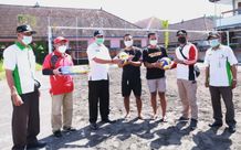 Serahkan Bantuan Bola Voli, Wabup Kasta Genjot Semangat Para Atlet Bola Voli