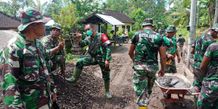 Akses Jalan Yang Sulit dan Licin, Dropping Material Menuju Lokasi TMMD dengan Cara Dilangsir Dropping Material