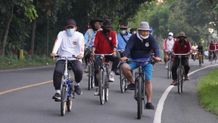 Sambil Gowes, Bupati Tamba Tinjau Abrasi di Pantai Pebuahan Gowes