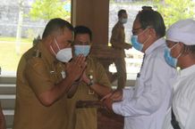 Jelang Hari Raya Nyepi Tahun Baru Caka 1943, Bupati Tamba Serahkan Insentif Bagi Tokoh Umat Insentif