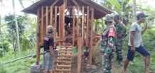 2 KK di Desa Batuagung Terima Bantuan Kambing dari Kodim Jembrana Kambing
