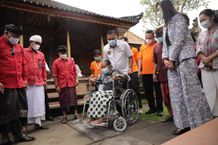 Bupati Mahayastra Serahkan Bantuan Kursi Roda untuk Penyandang Disabilitas Kursi Roda