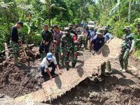 Pasca Libur Hari Raya Nyepi, Personel Satgas Bersama Warga Kembali Kebut Pekerjaan TMMD TMMD