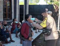 Jajaran Personel Polres Klungkung Kembali Bagikan Masker Gratis Untuk Masyarakat Masker