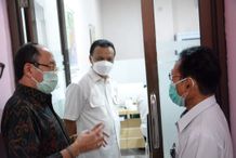 Sekda Dewa Indra Pantau Vaksinasi Covid-19 di Klinik Pratama Warmadewa Vaksin Covid-19