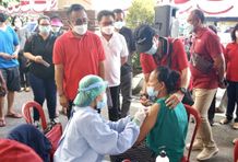Walikota Jaya Negara dan Wawali Arya Wibawa Pantau Vaksinasi Massal di Pasar Badung, Targetkan 2.400 Pedagang Divaksin Vaksin Covid-19