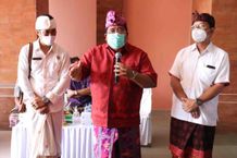 Bupati dan Wabup Buleleng Bagikan Nomor Los Pedagang Pasar Banyuasri Pasar Banyuasri