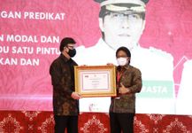 Bupati Giri Prasta Dinobatkan Sebagai Pembina Pelayanan Publik Terbaik Pelayanan Publik