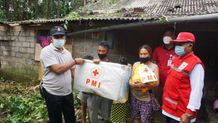 Tinjau Evakuasi Pohon Tumbang, Wabup Kasta Serahkan Bantuan Pohon Tumbang