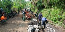 Personel Satgas TMMD Bersama Warga Bahu-membahu Kerjakan Senderan Saluran Air Saluran Air