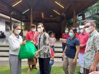 Ketua TP PKK Kabupaten Gianyar Serahkan Bantuan Sembako Kepada Lansia dan Yatim Piatu Sembako