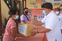 Maraton Bagi Sembako, Bupati Tamba Ajak Pasien Sembuh Covid-19 Ikut Sebarkan Testimoni Sembako
