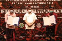 Gubernur Koster Serahkan 63 Sertifikat Merek Perorangan Sertifikat