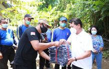 Bupati Suwirta Hadiahi Tagana Klungkung Seragam Baru Tagana
