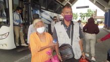 Hidup Luntang-lantung Pasca Diusir Sang Anak, Ketut Reni Akhirnya Selamat Tiba di Bali Ketut Reni