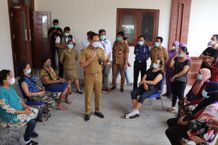 Wabup Suiasa Pantau Pelaksanaan Vaksinasi di Pasar Sempidi dan Dalung Vaksin