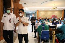 Sekda Adi Arnawa Tinjau Pelaksanaan Vaksinasi di Balai Budaya Vaksin Covid-19