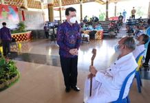 Bupati Suwirta Hadiri Vaksinasi Massal di Balai Budaya Ida Dewa Agung Istri Kanya Vaksin