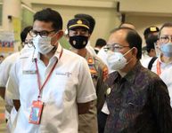 Genjot Pembukaan Gerbang Pariwisata, Gubernur Koster Dampingi Menparekraf Tinjau Vaksinasi Pekerja Vaksin Covid-19