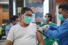 Kunci Layanan Maksimal, Petugas PLN Terima Vaksinasi Covid-19 Vaksin