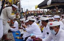 Pemkab Klungkung Ngaturang Bakti Pengayar di Pura Ulun Danu Batur Bakti Penganyar