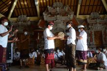 Wabup Suiasa Serahkan Bantuan Angklung di Br. Panti Giri Kutuh Angklung