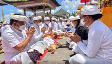 Jajaran Pemkot Denpasar Ngaturang Bhakti Penganyar di Pura Agung Besakih Bhakti Penganyar
