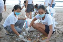 Sambut HUT ke-5, Royal Singosari Hospitality Gelar Bersih Pantai Bersih Pantai