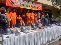 Polda Bali Tangkap 6 Pelaku Pembobolan ATM Lintas Provinsi dengan Modus “Ganjal”, Satu Pelaku Ditembak Kakinya Bobol ATM