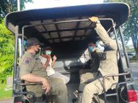 Meresahkan Pedagang, Satpol PP Kota Denpasar Tertibkan Seorang Bule Buie