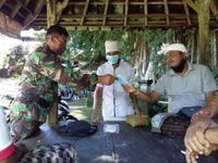 Melalui Komsos Babinsa Edukasi Warga Untuk Patuhi Protokol Kesehatan Edukasi