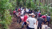 Wujud Rasa Memiliki Hasil TMMD, Warga Desa Batuagung Gelar Karya Bakti Pembersihan Jalan Gotong Royong