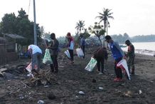 Aksi Bersih-bersih Pantai, Babinsa Tetap Ingatkan Warga Pentingnya Protokol Kesehatan Bersih Pantai