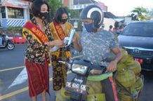 Sambut Hari Kartini, Srikandi Polwan Polres Karangasem Bagikan Masker Kartini