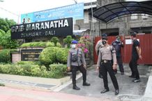 Hari Paskah, Tim Pemburu Pelanggar Prokes Datangi Gereja Maranatha Paskah
