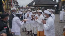 Jajaran Pemkot Denpasar Ngaturang Bhakti Penganyar Karya Pujawali Ngusaba Kedasa di Pura Ulun Danu Batur Pujawali