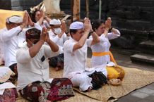 Bupati Suwirta Hadiri Karya Mecaru Rsi Gana lan Melaspas di Desa Adat Dalem Setra Batununggul Rsi Gana