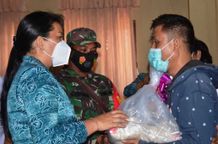 Serangkaian Memperingati Hari Kartini, Seniasih Giri Prasta Serahkan Bantuan Sembako di Abiansemal Sembako