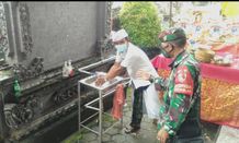 Sinergi Pecalang dan Babinsa Ingatkan Warga Tetap Patuhi Prokes Persembahyangan Hari Raya Kuningan Sinergi