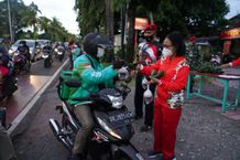 Korps Baret Merah Kodam IX/Udayana Berbagi Takjil Takjil