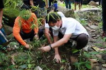 Bupati Suwirta Lakukan Penanaman Pohon di Desa Wisata Besan Tanam Pohon