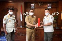 Walikota Jaya Negara Terima Penghargaan Karya Bhakti Peduli Satpol PP Tahun 2021 Satpol PP