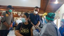 Pastikan Kelancaran Pelaksanaan, Jaya Negara-Arya Wibawa Tinjau Vaksinasi Massal di Kota Denpasar Vaksin Covid-19