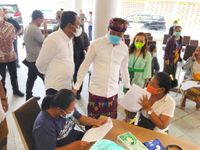 Wabup Suiasa Tinjau Pelaksanaan Vaksinasi di Beachwalk dan Legian Beach Hotel Tinjau